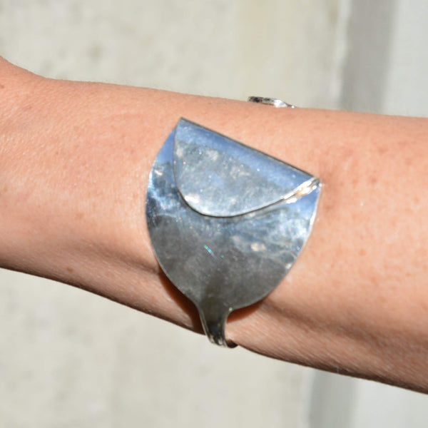 Armspange aus versilbertem Löffel, umgeklappt Besteckschmuck