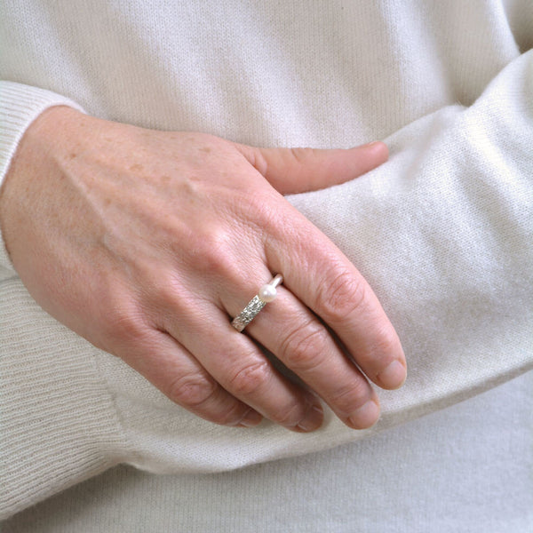 CREME BRULÈE Ring mit Perle an der Hand