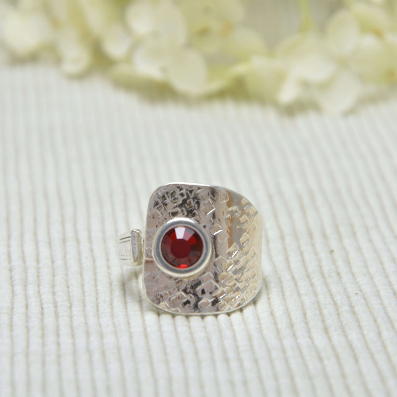 Ring aus Kuchengabel von bribri mit Swarovski, rot
