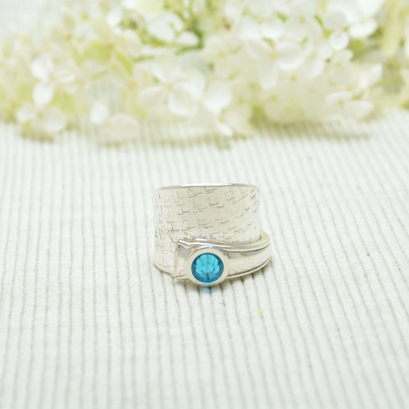 Götterspeise Ring aus einem Teelöffel rauh mit Swarovski blau