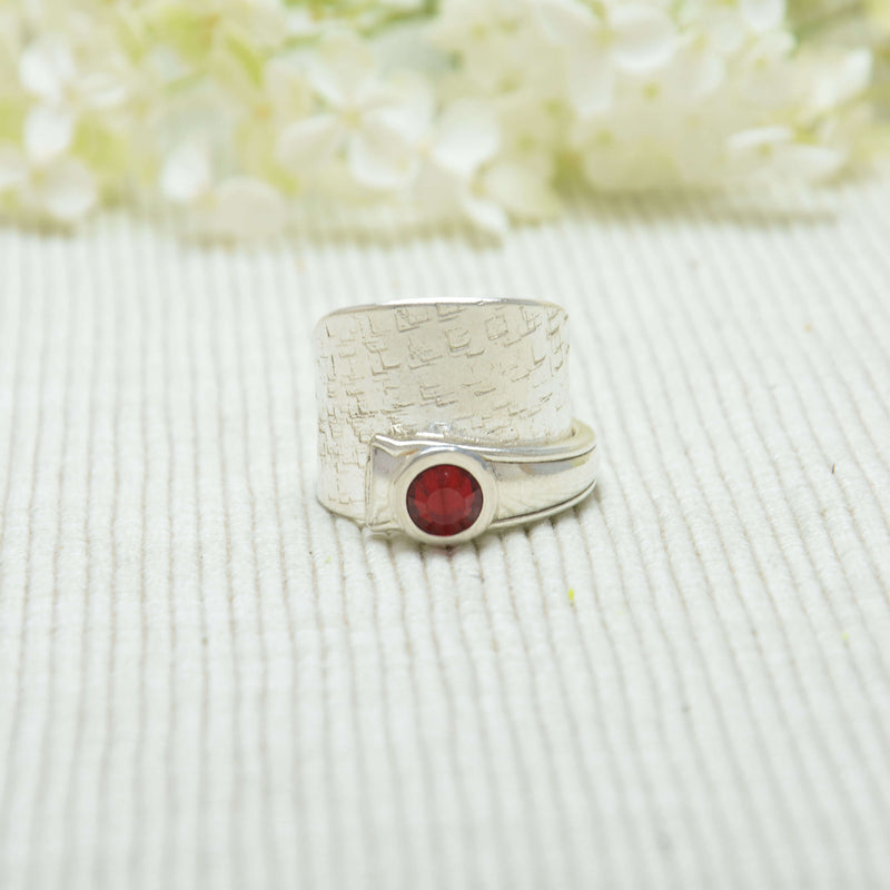 Götterspeise Ring aus einem Teelöffel rauh mit Swarovski rot