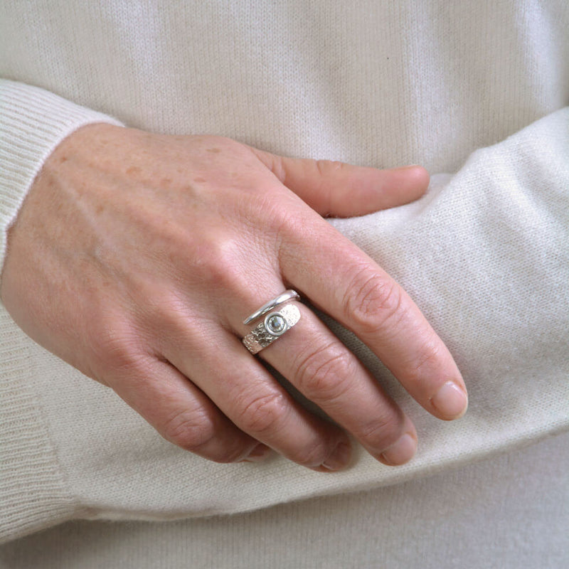 Zimtschnecke Ring aus einer Gabelzinke rauh mit Swarovski weiss an der Hand