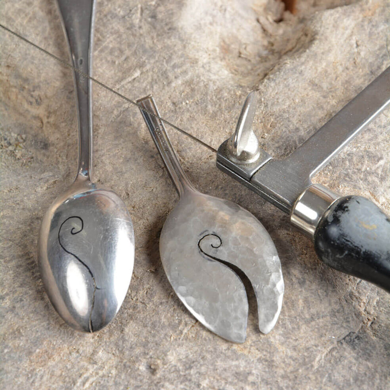 Rohling und Werkzeug für Errötende Jungfrau Kettenanhänger Teelöffel eingesägt