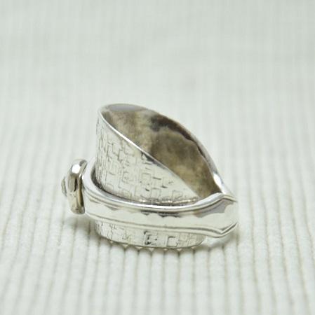 Götterspeise Ring aus einem Teelöffel rauh mit Swarovski weiss von der Seite