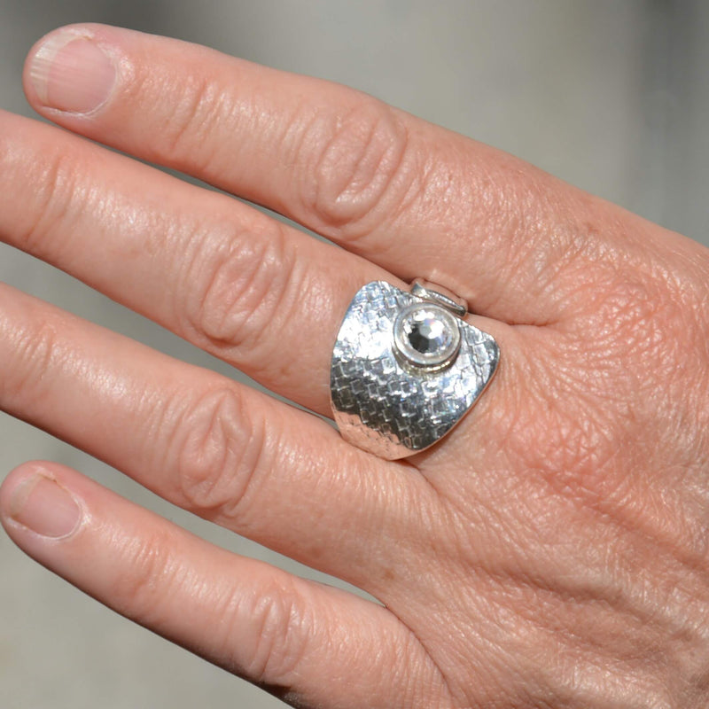Ring aus Kuchengabel von bribri mit Swarovski an der Hand