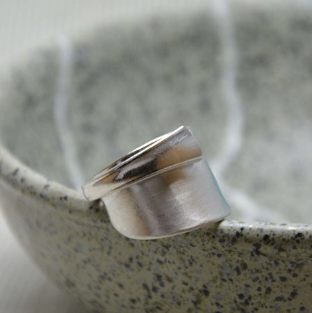 Eierlikörcreme Ring aus halbem Kaffeelöffel mattiert auf Schale